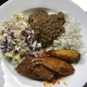 Lengua en Salsa con Arroz y Lentejas