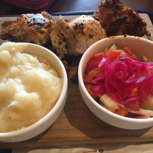 medio pollo, yuca y ensalada