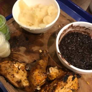 pollo con yuca y frijoles