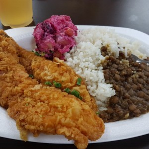 Filete de pecado con arroz, lenteja y ensalada de feria