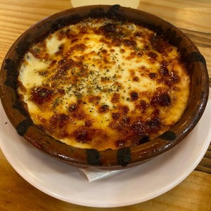 Queso fundido con chorizo