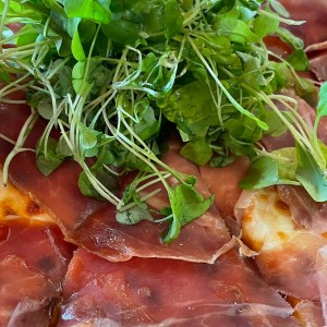 Pizza de jamon serrano y arugula