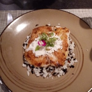 Corvina a la plancha con caviar de coco y arroz salvaje