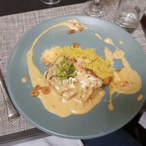 Corvina en salsa de ajo con pure de platano