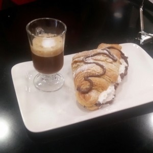 cafe macchiato & brioche con helado