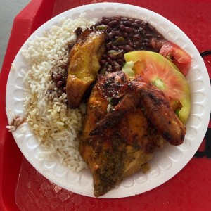 Arroz blanco, ensalada, frijoles, pollo y tajada