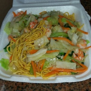 Chow mein de camarones