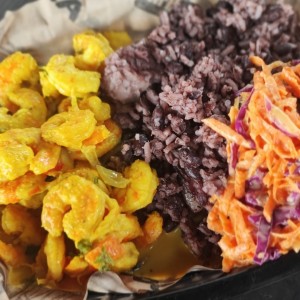 camarones con leche de coco,curry, arroz con frijoles y rabito 