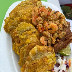 Filete de pescado a lo macho con patacones