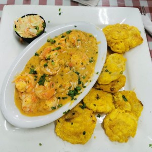 Camarones al ajillo con patacones