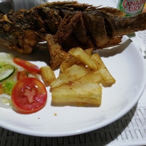 pescado y lluca fritas