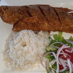 Corvina frito con arroz de coco