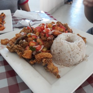 Jalea de Mariscos y Arroz con Coco