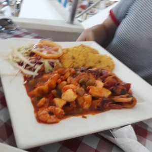 Mixto de Mariscos en salsa marinera con Patacones