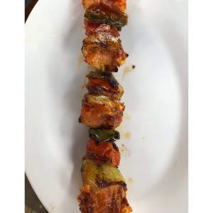 brocheta de camarones y bacon