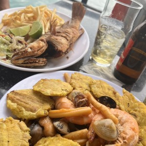 Pescado y frito y bandeja mixta de marisco para 2