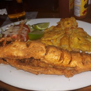 Pescado Frito con Patacones