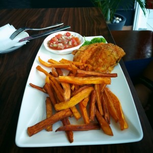 Pechuga de pollo apanada con camote frito