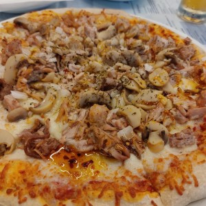 pizza de pernil con hongos