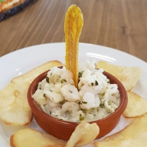 Ceviche de pescado con chip de platano y yuca