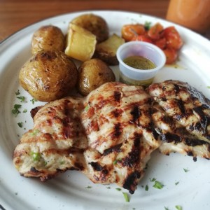 Pollo a la parrilla con papines rosti