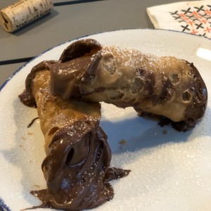 cono relleno de nutella y crema pastelera 