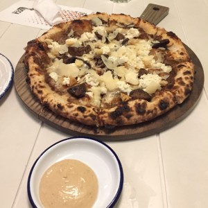 Pizza con crema de hongos