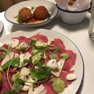 carpaccio di manzo y Arancini