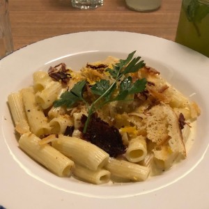 rigatoni ni carbonara ni alfredo