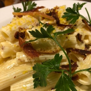 rigatoni ni carbonara ni alfredo