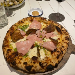 pizza de mortadela, berenjenas y queso crema