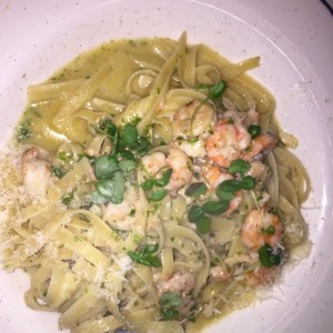 fettucini oleo con camarones