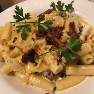 Rigatoni ni carbonara ni alfredo