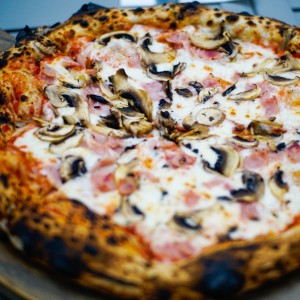 Pizza prosciutto e funghi 