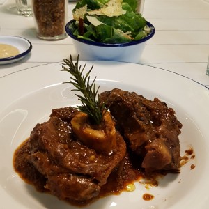 Ossobuco con ensalada cesar