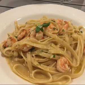 Linguine con camarones