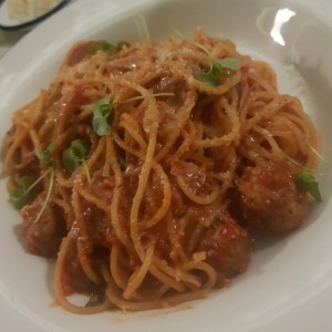 pasta con albondigas de carne de res y cerdo