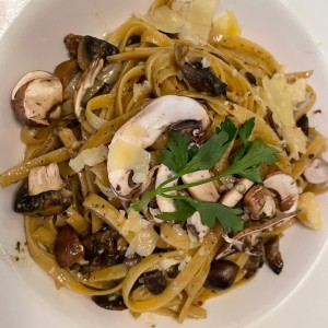 Fetuccini Aglio, Olio,Funghi E Pepperoncino