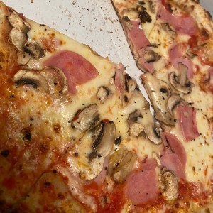 Piezas Tradicionales - Pizza Prosciutto Funghi