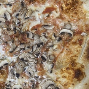 Piezas Tradicionales - Pizza Prosciutto Funghi