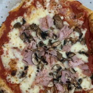 Piezas Tradicionales - Pizza Prosciutto Funghi