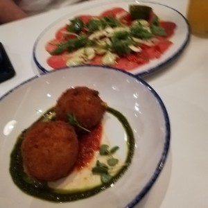 carpaccio di mazo y arancinis