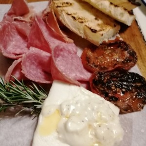 Burrata con salami y proscciuto