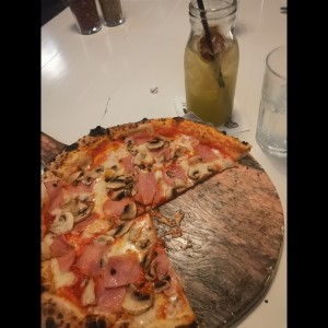 Pizzas Tradicionales - Pizza Prosciutto Funghi