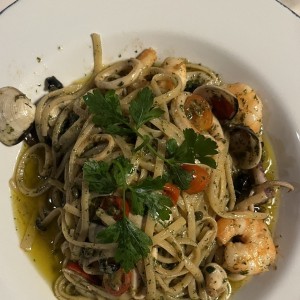 Fetuccini Aglio, Olio,Funghi E Pepperoncino y Camarones