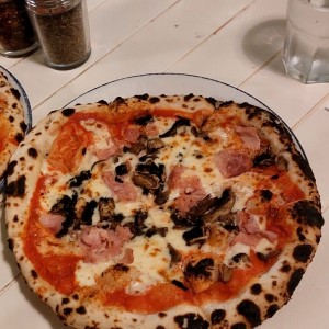 Piezas Tradicionales - Pizza Prosciutto Funghi