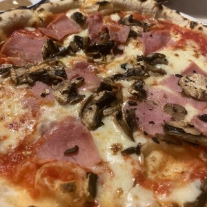 Piezas Tradicionales - Pizza Prosciutto Funghi