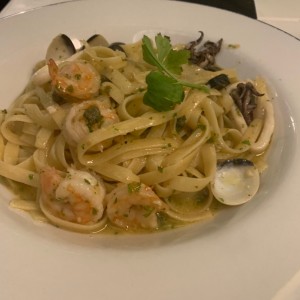 frutti di mare al oleo en pasta larga