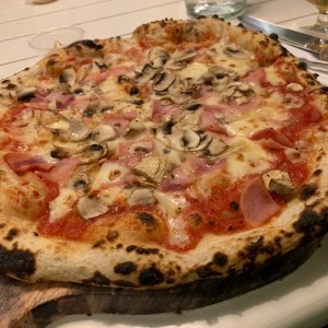 Piezas Tradicionales - Pizza Prosciutto Funghi