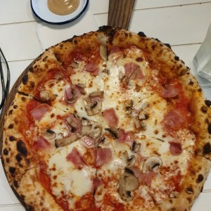 Piezas Tradicionales - Pizza Prosciutto Funghi